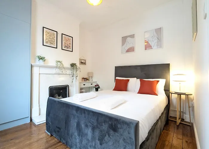 Modern Double Room W Private Bath & Free Parking