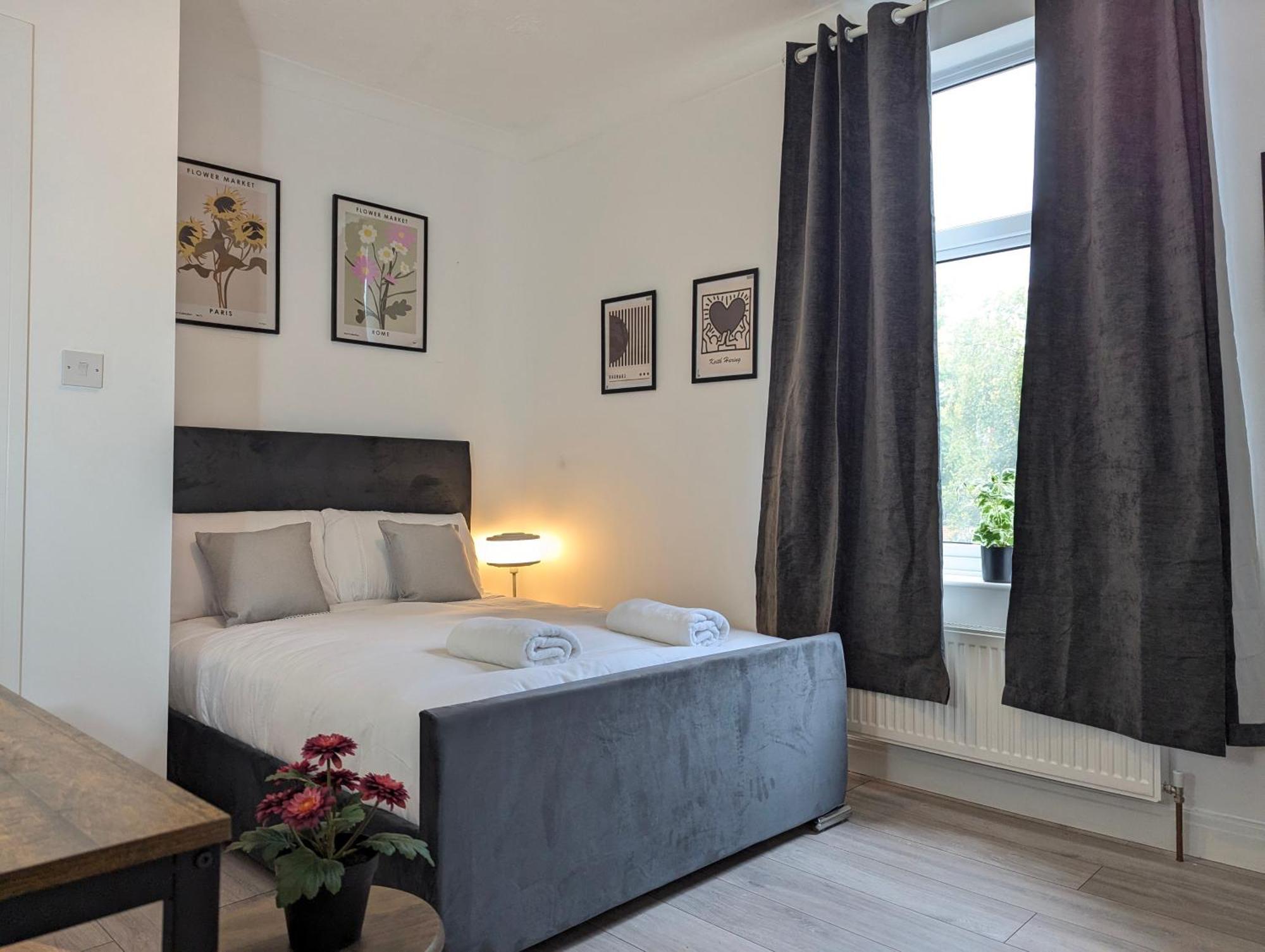 Modern Double W Private Bath & Free Parking Holiday home York