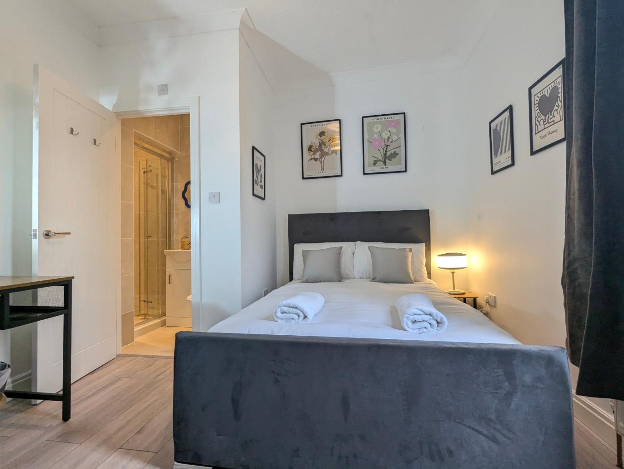 Holiday home Modern Double W Private Bath & Free Parking